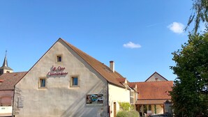 A building with a sign reading "Le Clos Champagnac". - Le clos champagnac at Hotel Golf Chateau de Chailly (Chailly-sur-Armancon)