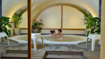 Een sauna, een stoombad, lichaamsbehandelingen, body wraps, body scrubs