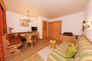 TV, table tennis - (2) Zwei-Raum-Ferienwohnung 42qm, 2-4 Personen, Dusche/WC, Wohn-Schlafraum + Extra Schlafzimmer, Küche, großer Balkon (Reit im Winkl)