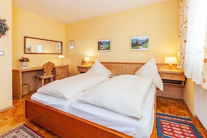 1 bedroom, bed sheets
