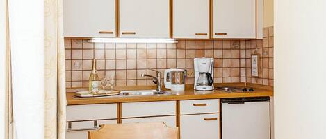 Réfrigérateur, micro-ondes, cafetière/bouilloire, grille-pain