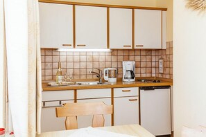Fridge, microwave, coffee/tea maker, toaster - Ferienwohnung (3) (Reit im Winkl)