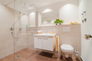 Douche, sèche-cheveux, serviettes fournies