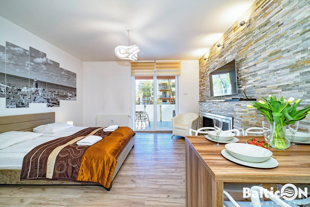 Studio (F001) | Living area | Flat-screen TV