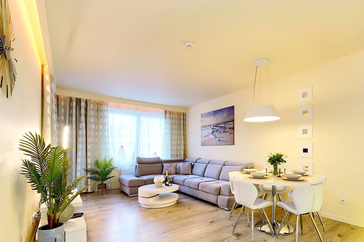 Familienapartment, 1 Schlafzimmer, Kochnische, Poolseite (C307) | Wohnbereich | Flachbildfernseher