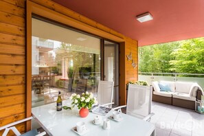 Deluxe-Apartment, 2 Schlafzimmer, Balkon, zum Garten hin (I009) | Terrasse/Patio