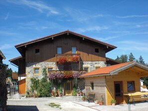 Exterior - Ferienwohnung I.OG, 50m²,  2-4 Pers., Du/WC, Ostbalkon (Teisendorf)