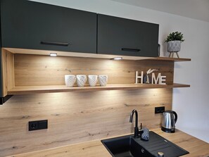 Fridge, oven, stovetop, dishwasher - Vacation apartment for up to 4 people, 60 m², separate living room and bedroom, balcony (Schönau am Königssee)