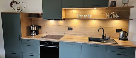 冷蔵庫、オーブン、コンロ、食器洗い機