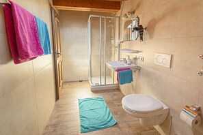 Apartment (2) | Bathroom | Shower, hair dryer, towels, soap