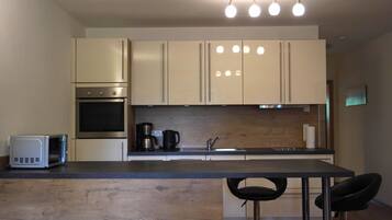 Kühlschrank, Mikrowelle, Ofen, Herdplatte