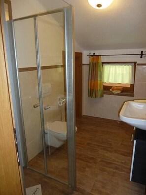 Dusche, Haartrockner, Handtücher