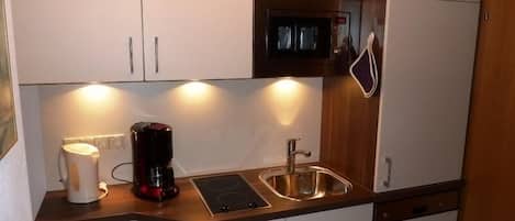 Réfrigérateur, micro-ondes, plaque de cuisson, lave-vaisselle