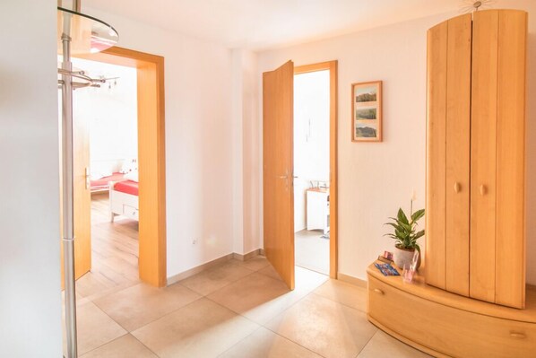 2 slaapkamers, een strijkplank/strijkijzer, internet, beddengoed