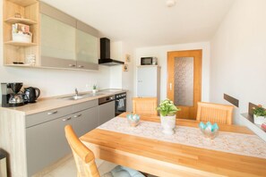 Een koelkast, een magnetron, een oven, een kookplaat