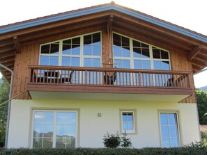 Exterior detail - Vacation apartment Panoramablick- 4 persons, 80sqm, 2 bedrooms, balcony, WLAN (Marquartstein)