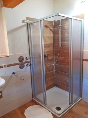 Dusche, Haartrockner, Handtücher