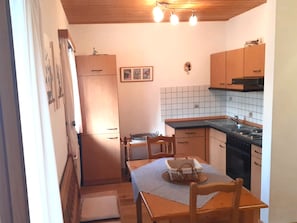 Kühlschrank, Ofen, Herdplatte, Wasserkocher mit Kaffee-/Teezubehör