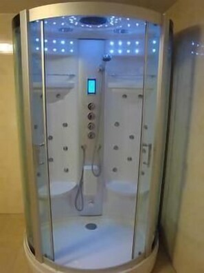 Douche, sĂšche-cheveux, serviettes fournies
