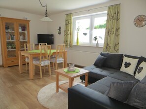 TV, DVD player - Ferienwohnung für 2-4 Pers., ca. 74 m², 2 Schlafzimmer, Wohnzimmer, Terrasse (Bischofswiesen)