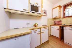 Kühlschrank, Mikrowelle, Herdplatte, Geschirrspüler