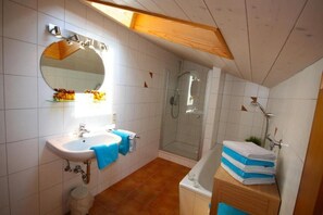 Bañera, secador de pelo y toallas