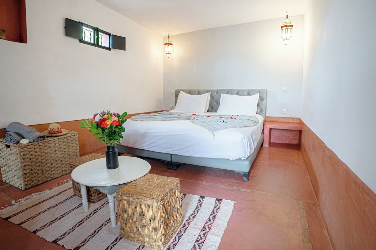 Individually decorated, blackout drapes, free WiFi, bed sheets