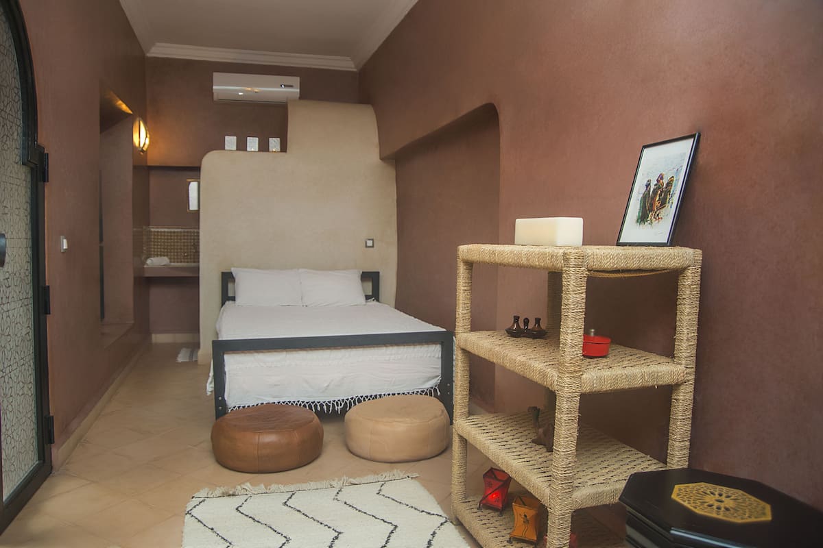 Individually decorated, blackout curtains, free WiFi, bed sheets