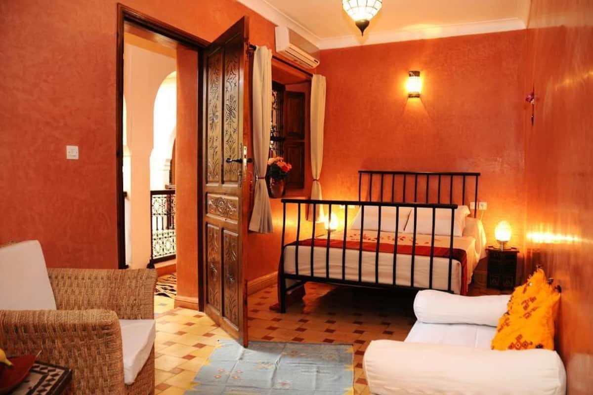 Individually decorated, blackout curtains, free WiFi, bed sheets