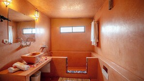 Habitación doble superior | Baño | Regadera, amenidades de baño gratuitas, secadora de cabello, toallas 