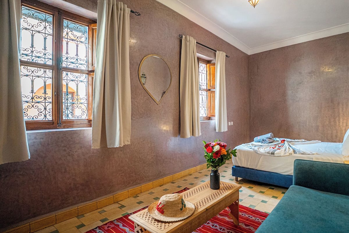 Individually decorated, blackout drapes, free WiFi, bed sheets