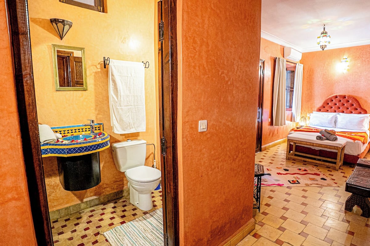 Individually decorated, blackout drapes, free WiFi, bed sheets