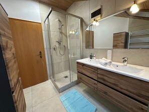 Dusche, Haartrockner, Handtücher