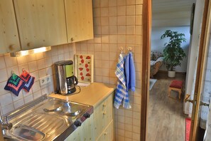 Kühlschrank, Mikrowelle, Herdplatte, Wasserkocher mit Kaffee-/Teezubehör