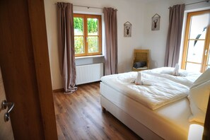 1 bedroom, iron/ironing board, internet, bed sheets - Lorenz "Kaiserblick" vacation apartment for 4 people with balcony (Heufeld b. Bad Aibling)