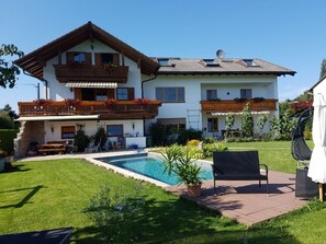 Pool - Lorenz "Kaiserblick" vacation apartment for 4 people with balcony (Heufeld b. Bad Aibling)