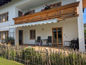 Outdoor dining - Lorenz "Kaiserblick" vacation apartment for 4 people with balcony (Heufeld b. Bad Aibling)