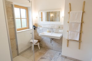 Bathtub, hair dryer, towels - Lorenz "Kaiserblick" vacation apartment for 4 people with balcony (Heufeld b. Bad Aibling)