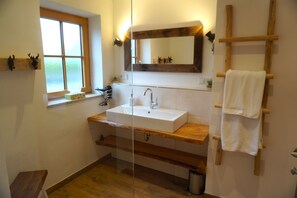 Bathtub, hair dryer, towels - Lorenz "Kaiserblick" vacation apartment for 4 people with balcony (Heufeld b. Bad Aibling)