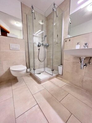 Shower, hair dryer, towels - (1) Unterberg - 2-Zimmer Familien-Appartement  ca. 47qm, 1-4 Personen, Extra-Schlafzimmer, Küchenzeile, Balkon (Reit im Winkl)