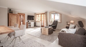 Apartment (Alpenpanorama) | Wohnbereich | 55-Zoll-Flachbildfernseher mit Kabel-/Satellitenempfang, Fernseher