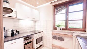 Apartemen (Alpenpanorama) | Dapur pribadi | Lemari es besar, microwave, oven, dan kompor