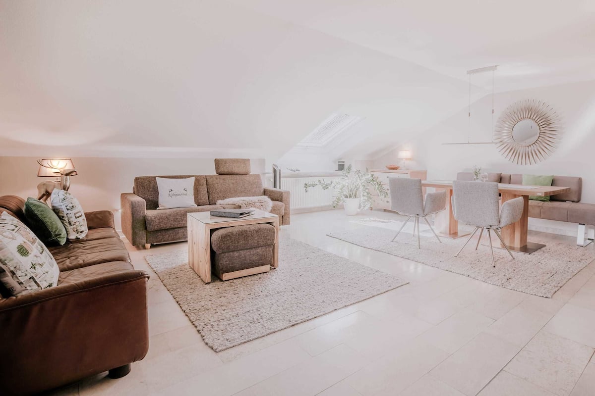 Appartement (Alpenpanorama) | Woonruimte | Een 55-inch flatscreentelevisie met kabel/satellietzenders