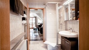 Apartment (Schlossblick) | Bathroom | Shower, hair dryer, towels, shampoo - Ferienhaus Bauer in Piding (Piding)
