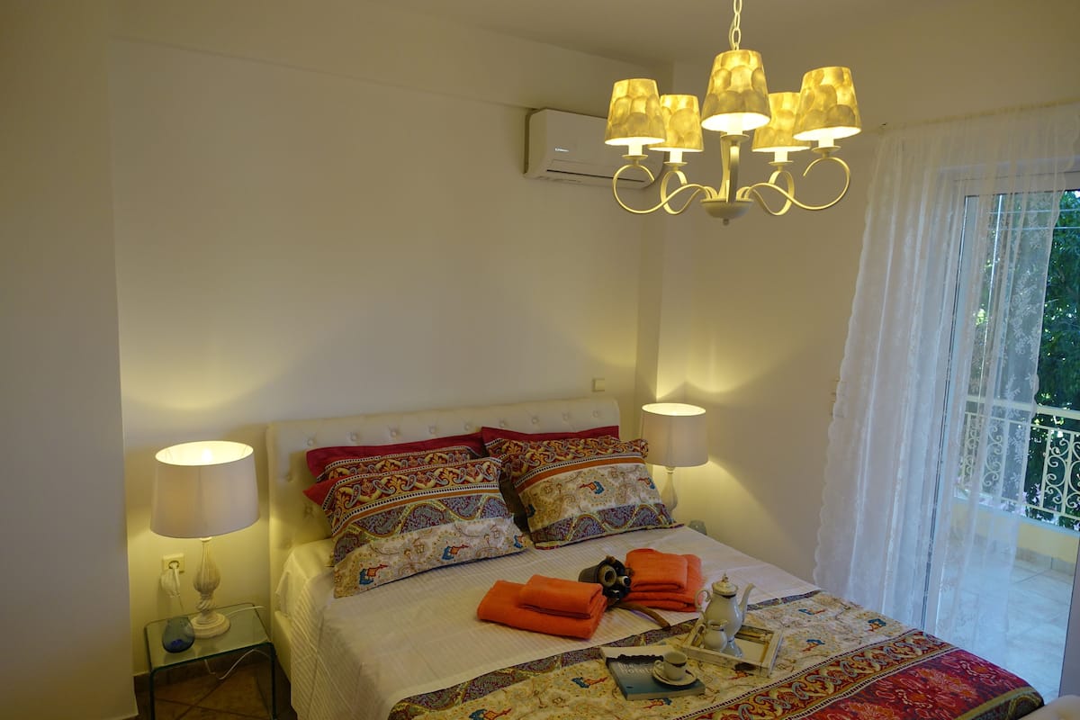 Duplex (Ilios) | Iron/ironing board, free WiFi, bed sheets