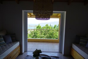 Estudio (Panorama) | Área de sala de estar | Televisión de pantalla plana y chimenea