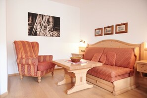 Interior - Two-room vacation apartment 43sqm, sunny west-facing balcony (Reit im Winkl)