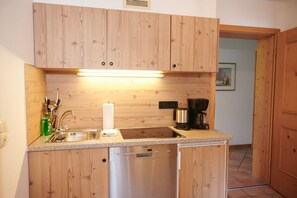 Kühlschrank, Herdplatte, Wasserkocher mit Kaffee-/Teezubehör, Toaster