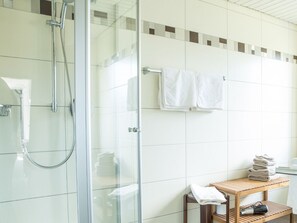 Shower, hair dryer, towels - Ferienwohnung -9- (56qm,1.OG) für 2-3 Pers., Balkon, Wintergarten, Dusche/WC, 1 SZ, WZ, EBK, WLAN, Flat-TV (Ruhpolding)