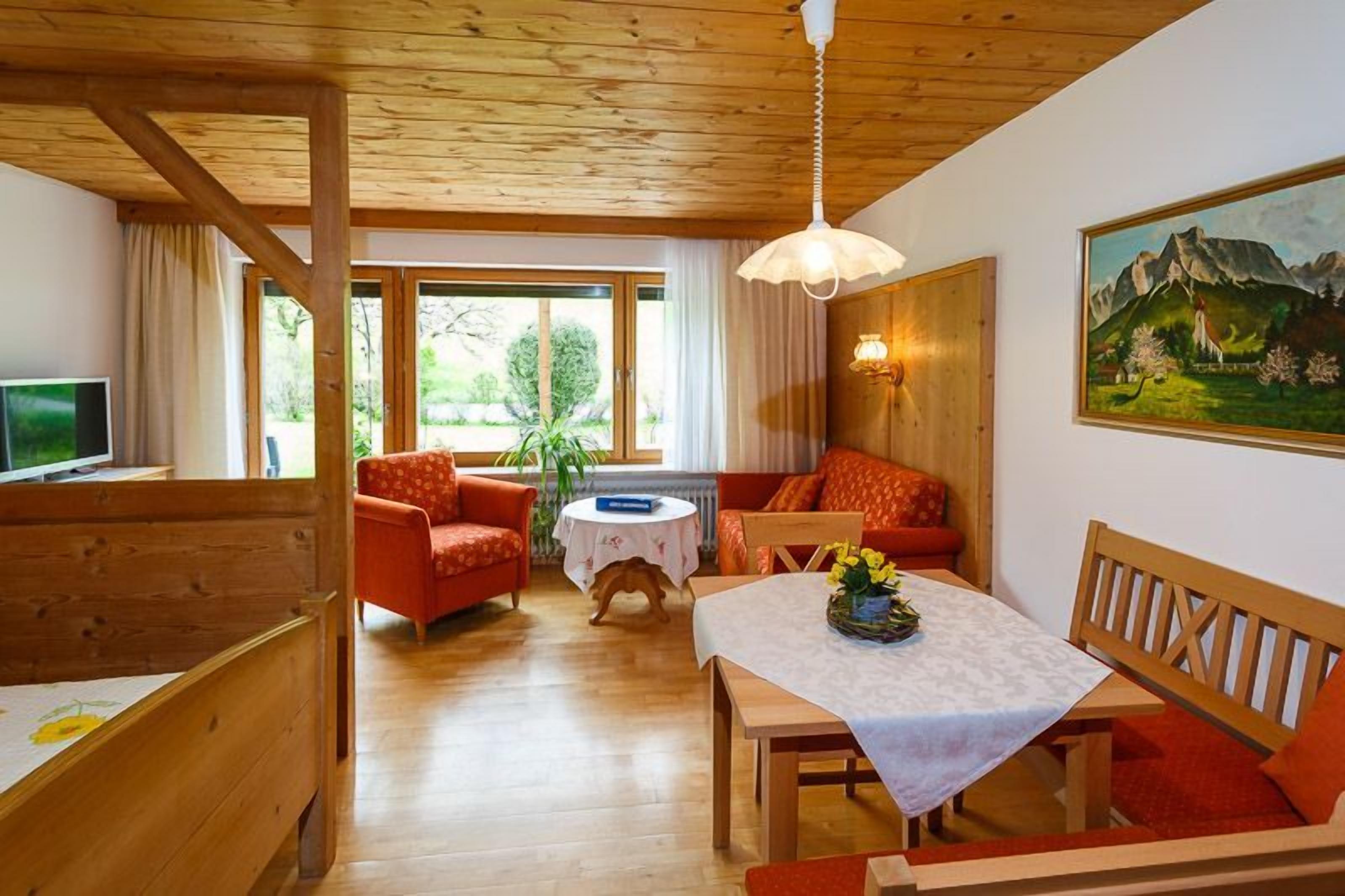 Un intérieur en bois comprenant une table à manger, des chaises et un téléviseur.